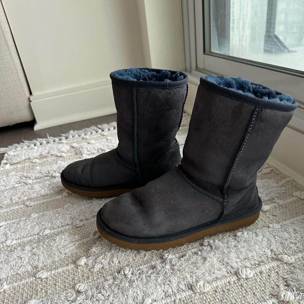 Classic Short Uggs Size: 7 Colour: Navy